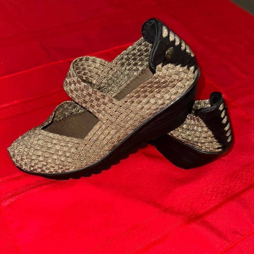 bernie mev. Gold and Black Woven Wedges Size 8.5/9 NOT A SIZE 10 as marked.